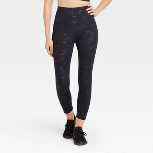 All in Motion Premium Elongate 7/8 leggings | XS | Black & Gray